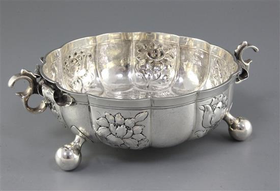 An Edwardian Carolean style textured silver circular fruit bowl, 22.5 oz.
